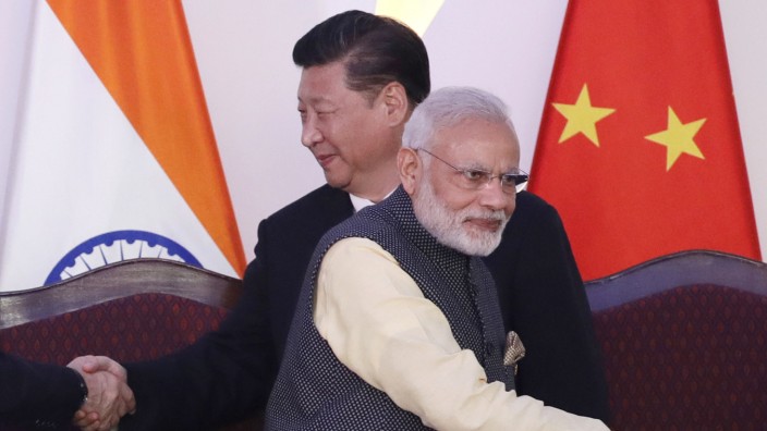 China und Indien: Dünnes Eis: Die politischen Führer der Großmächte China und Indien, Xi Jinping (l.) und Narendra Modi, hier 2016 im indischen Goa.