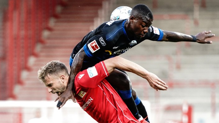 Bundesliga: Streli Mamba (oben) und der SC Paderborn müssen zurück in die zweite Liga.