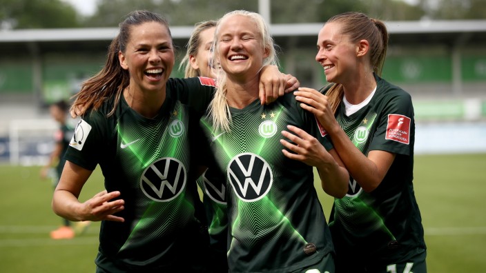 VfL Wolfsburg Women's v SC Freiburg Women's - Flyeralarm Frauen-Bundesliga