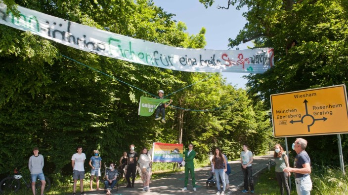 Grafing: Erst vor einigen Tagen kam es an der Eiche zu einer Protestaktion der Grünen Jugend gegen die Fällung der Eiche.