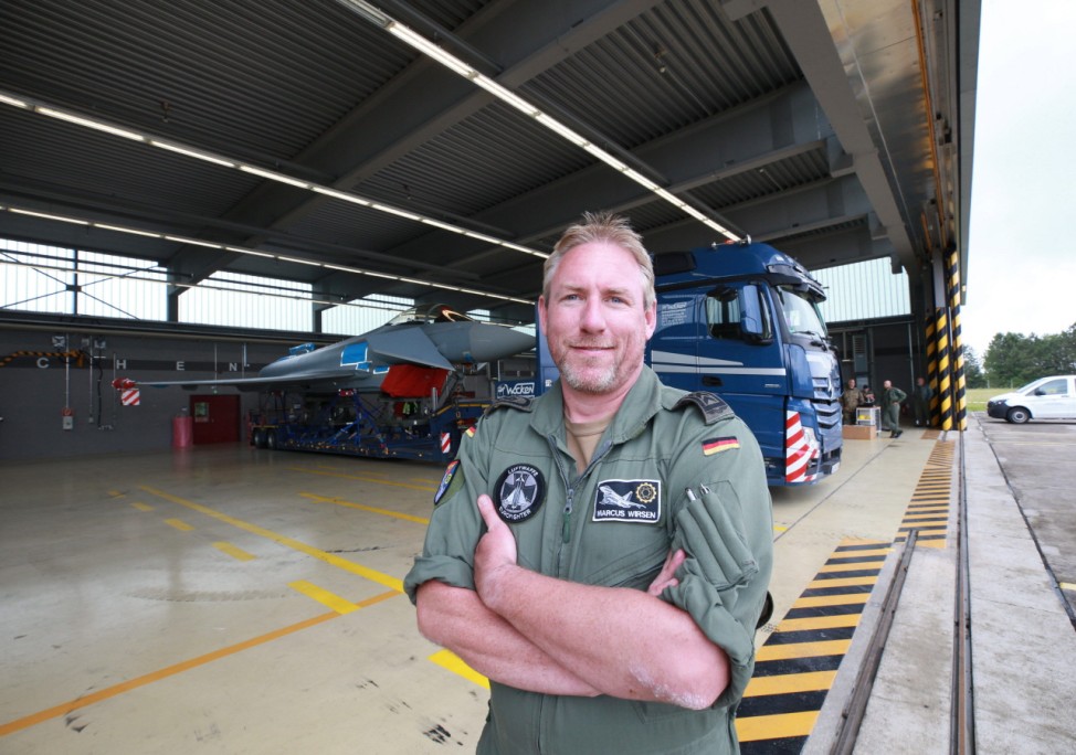Stabsfeldwebel Marcus Wirsen technisch Verantwortlicher für das Luftfahrzeug / Strassentransport des Eurofighters auf de