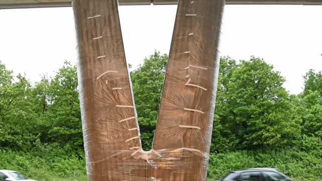Zwischen Germering und Gilching: Große Dimensionen: Auf der Südseite tragen mächtige V-förmige Pfeiler die Decke des offenen Autobahntunnels.