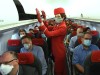 Passagiere mit Mundschutz sitzen in einem Flugzeug.