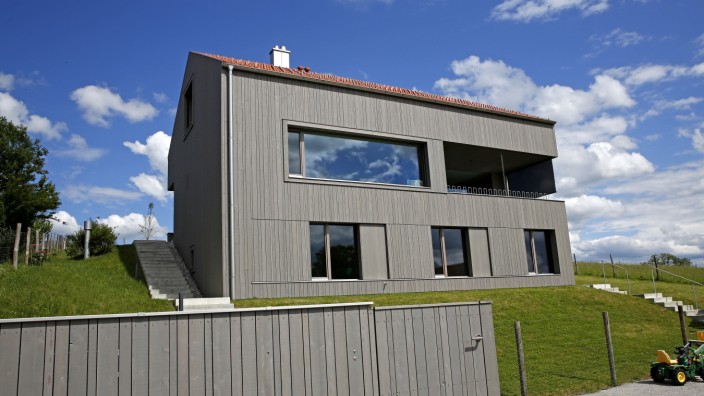 Wegen Corona: Eine klassische Entwurfsaufgabe für Architekten: Dieses Haus am Hang in Degerndorf verändert die Topografie nur geringfügig. Deshalb wurde es von einer Jury für die diesjährigen Architektouren ausgewählt und kann online begutachtet werden.