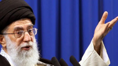 Macht-Verteilung in Iran: Irans geistlicher Führer Chamenei muss laut seinem Neffen mit den Revolutionsgarden zusammenarbeiten, wenn er nicht seine Stellung als oberster Führer verlieren will.