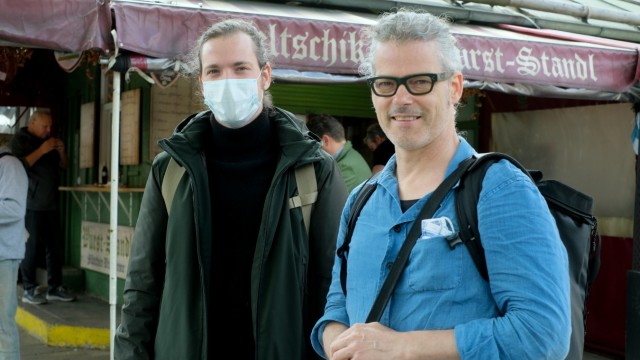 Coronavirus in München: Maske oder nicht Maske, das ist oft die Frage. Etwa für John und Thomas Curran (links) am Samstagvormittag auf dem Viktualienmarkt.