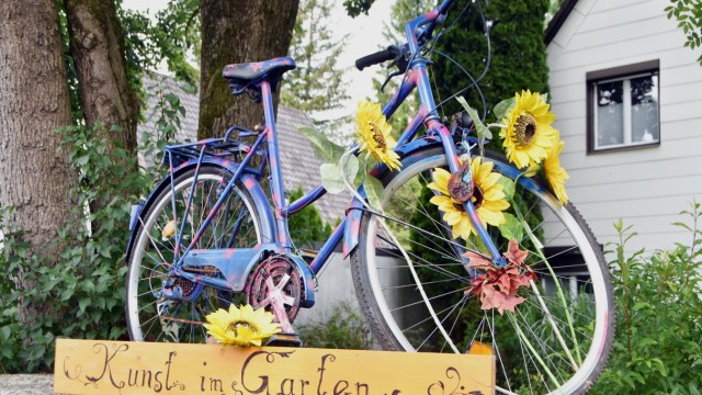 Gröbenzell/Puchheim: Mit einem blumengeschmückten Radl empfängt Monika Heid die Besucher.