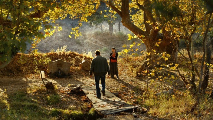 "The Wild Pear Tree" im Kino: Sinan streift durch die Stadt und durch die Felder, wo er auf eine alte Jugendfreundin trifft.