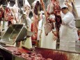 Fleischer an der Rinderverarbeitungsstraße