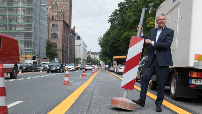 Verkehr in München: Von Radwegen nicht immer angetan: Oberbürgermeister Dieter Reiter (SPD) im Juni 2020 bei der Eröffnung der Pop-up-Bikelane durch die Elisenstraße.