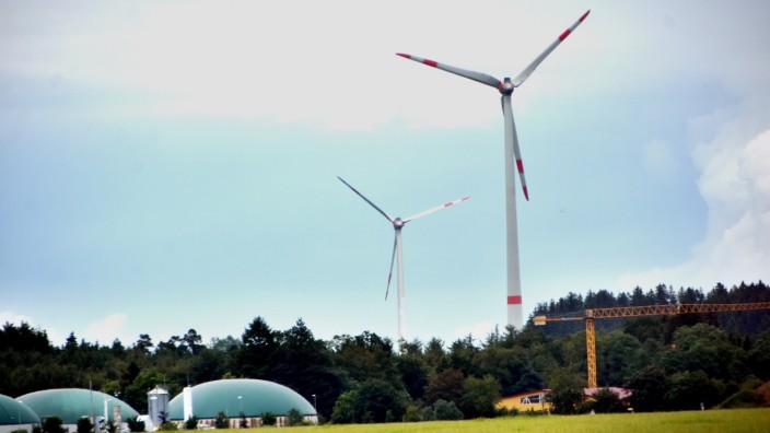 Fürstenfeldbruck: Eines der beiden Windräder im Landkreis, die seit mehreren Jahren zuverlässig Strom produzieren, steht bereits auf Maisacher Gemeindegebiet. Links unten die Biogasanlage im Mammendorfer Ortsteil Egg.