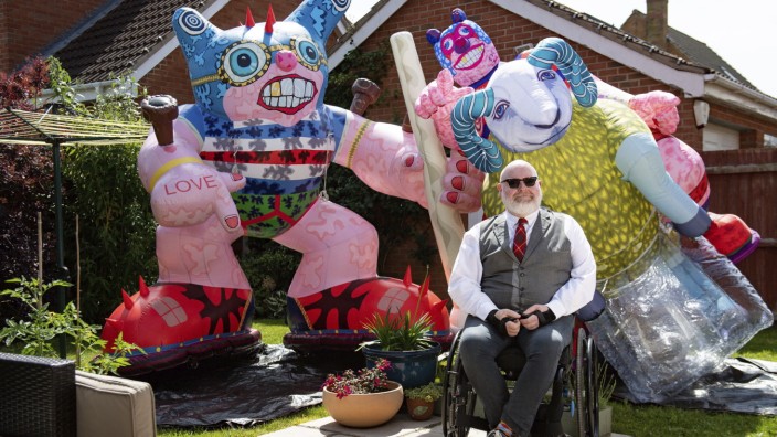 SZ-Serie "Ein Anruf bei": "Hoffentlich haben meine Nachbarn keine Angst": Der britische Künstler Jason Wilsher-Mills zeigt seine Arbeit über "Jason und die Argonauten" nun neben Blumentopf und Wäschespinne.