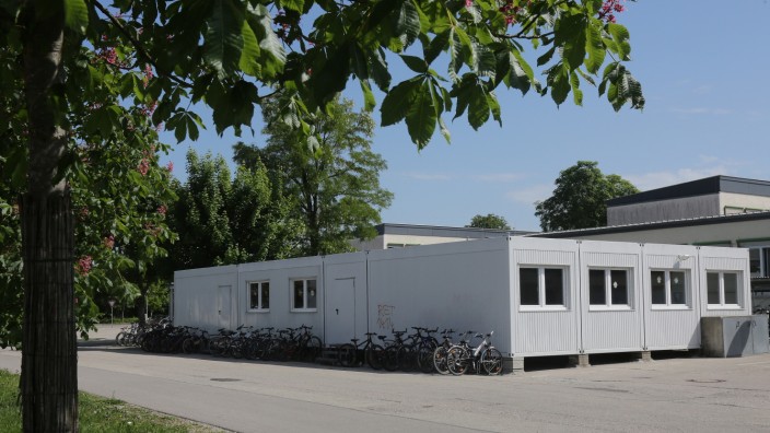 Bauprojekte in Neufahrn: Die ungeliebte Container-Mensa wird der Jo-Mihaly-Mittelschule wohl noch ein bisschen länger erhalten bleiben.