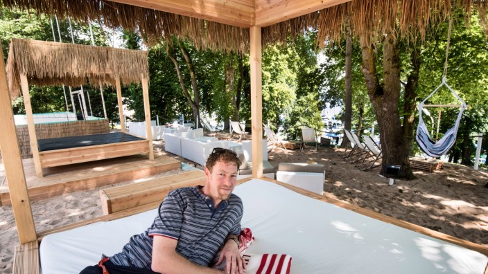Gastronomie am Starnberger See: Chris Maurer will seinen Gästen Entspannung bieten - und hat dafür sogar ein paar Betten zum Ausruhen angeschafft.