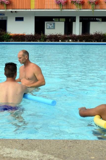 Erziehungshilfe: In Taufkirchen wurden unbegleiteten jugendlichen Asylsuchenden Schwimmkurse angeboten.