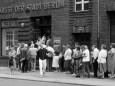 Währungsunion 1990 - Anstehen an einer Sparkasse zur Kontoklärung anlässlich der bevorstehenden Währungs- und Sozialunion in Berlin