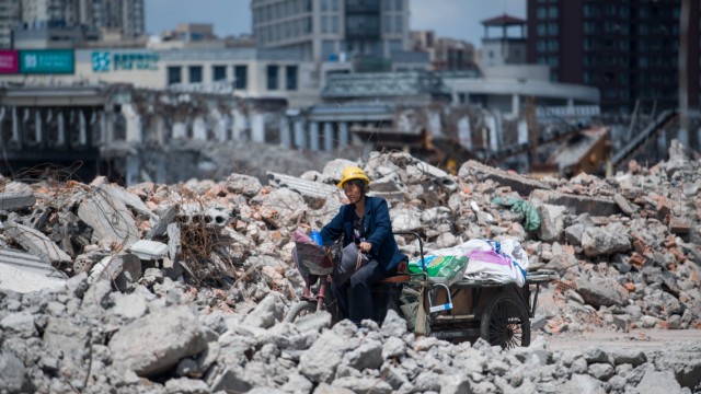 Report: Ein Wanderarbeiter auf einer Mülldeponie in Shanghai.