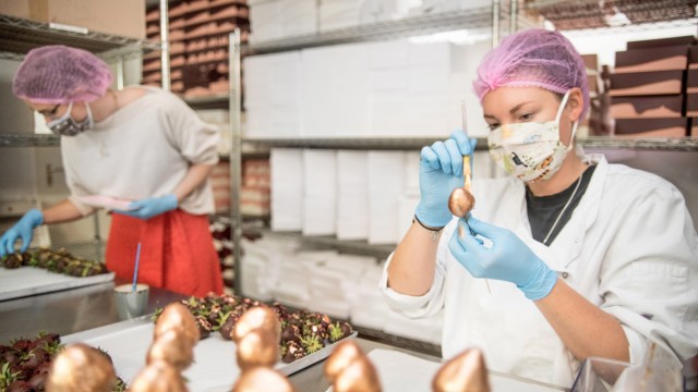 Unternehmen in Gauting: Erdbeeren werden auch mit goldener Lebensmittelfarbe bepinselt.