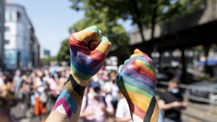Gesellschaft: Die Welt ist nicht nur schwarz und weiß: zwei Teilnehmer der "Pride Berlin" gegen die Diskriminierung von Schwulen, Lesben und Transsexuellen.