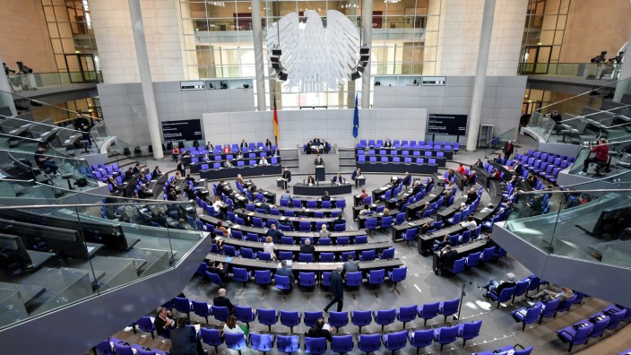 Bundestag: Groß geworden: Der Plenarsaal des Deutschen Bundestags während einer Debatte.