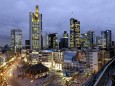 Abendliche Skyline aus Bankgebäuden in Frankfurt am Main - v.l.n.r.: Europäische Zentralbank, Commerzbank, Dresdner Ban