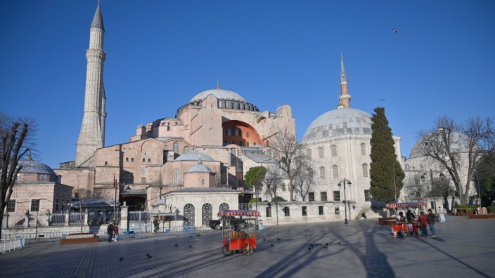 Türkei: Die Hagia Sophia in Corona-Zeiten. Kemal Atatürk, der Gründer der modernen Türkei, machte 1935 ein Museum daraus.