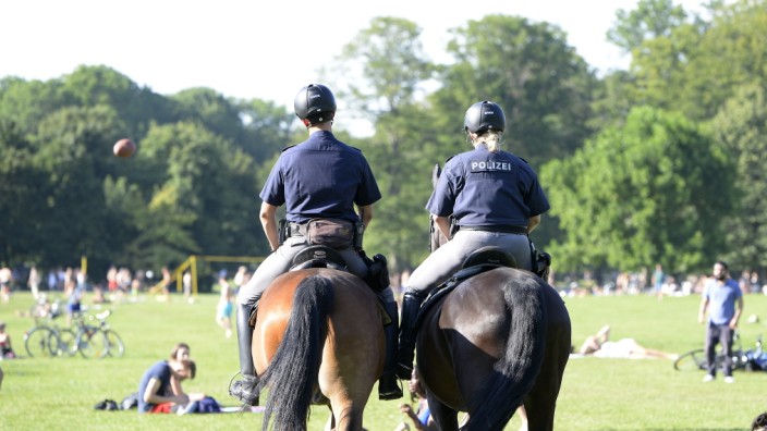 Englischer Garten: Zwei Beamte der Reiterstaffel reiten durch den Englischen Garten.