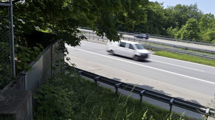 Giesinger Autobahn: An der A 995 bei Unterhaching gibt es nur an einer Brücke einen kurzen Abschnitt Lärmschutzwand.
