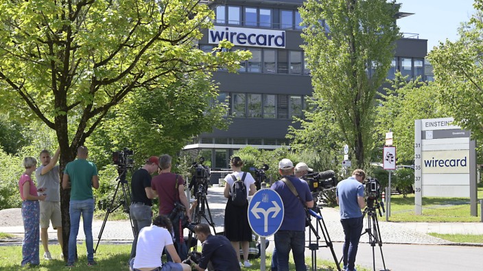 Wirecard: Reif für die Insel: Pressefotografen und Kamerateams warten vor der Konzernzentrale in Aschheim auf Bilder von der Durchsuchung.
