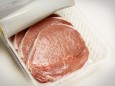 DEU DEUTSCHLAND Schweinefleisch Schweinesteak in einer Plastikverpackung DEU GERMANY Pork i