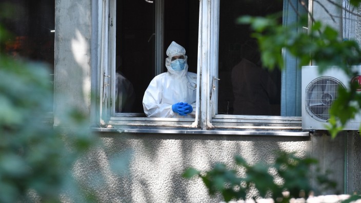 Coronavirus: Person im Schutzanzug in einer Klinik in Belgrad