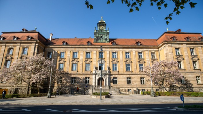 Prozess in Schweinfurt: Seit Donnerstag steht ein 28 Jahre alter Mann vor dem Landgericht Schweinfurt. Die Staatsanwaltschaft wirft ihm vor, seine Ex-Freundin ermordet zu haben.