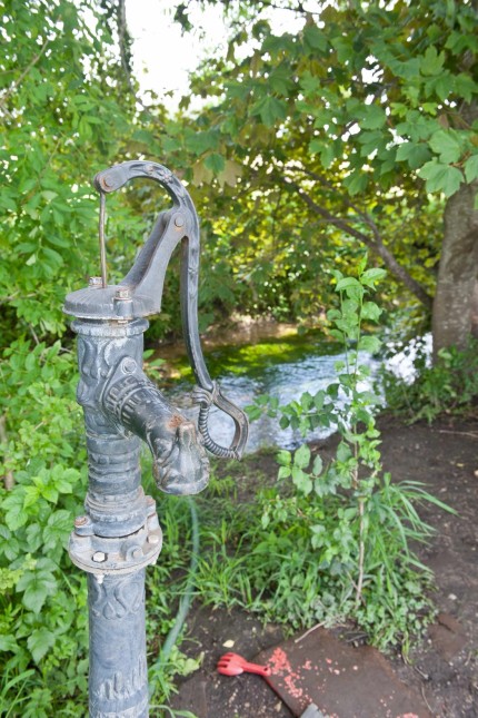 Gutes von gestern: Das Wasser wird an diesem Brunnen noch per Hand gepumpt.