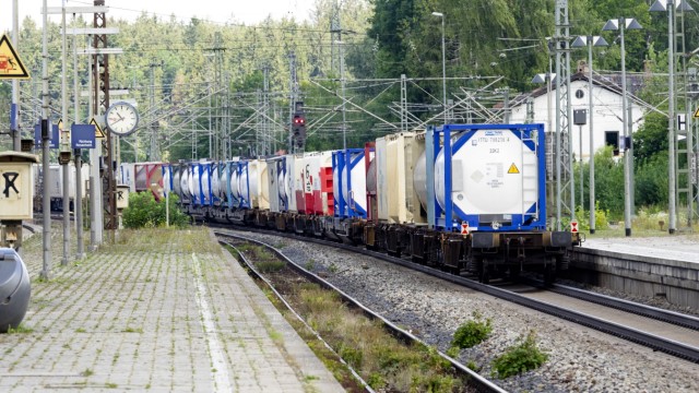 Brenner-Zulauf: Vor allem Güterzüge, hier ein Foto aus Grafing-Bahnhof, sollen auf der Neubaustrecke unterwegs sein. Die angestrebte Höchstgeschwindigkeit von 230 Kilometer pro Stunde halten Kritiker daher für unrealistisch.