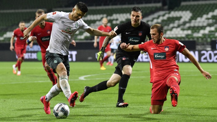 Relegation: Vielleicht die beste Bremer Gelegenheit: Milot Rashica bringt den Ball nach einem Fehler von Heidenheims Torwart Kevin Müller (im Hintergrund) vors Tor. Doch auch die Chance verpufft.