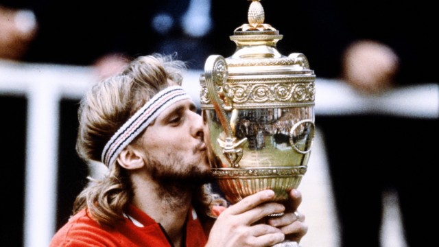 BORG Bjoern SWE gewinnt zum 5.Mal in Wimbledon bei der Siegerehrung mit Wimbledon Pokal Maenner Finale 1980 Bjoern Borg