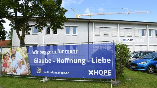 Spatenstich: XHope, eine den Pfingstkirchen nahestehende freie evangelische Kirche in Olching, hat starken Zulauf.