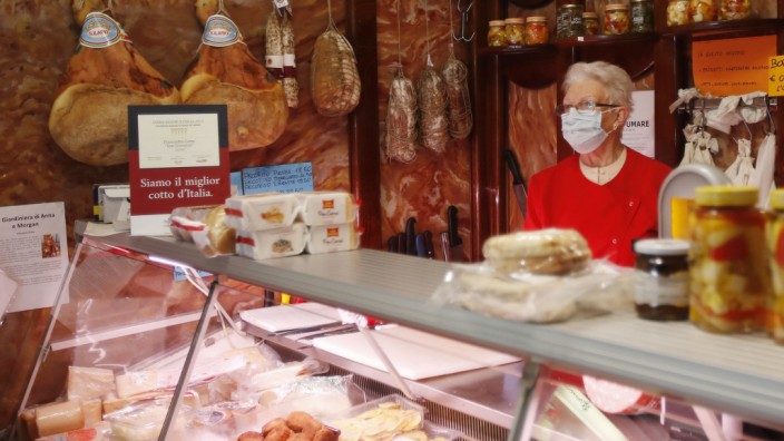 Italiens Fleischindustrie: im norditalienischen Codogno werden Wurst und Schinken unter strengen Hygieneauflagen verkauft.