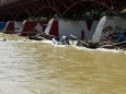 Gekentertes Schlauchboot an der Thalkirchner Brücke