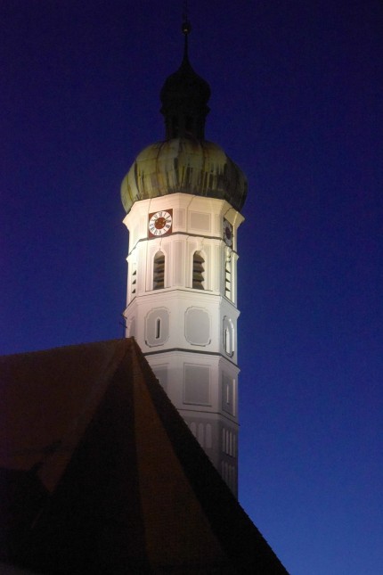 Mehr als tausend Kirchenaustritte in Dachau: Der Turm der Stadtpfarrkirche Sankt Jakob wird jeden Abend hell angestrahlt. Doch die Perspektiven der Kirche als Institution sind eher düster.