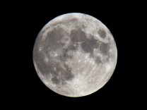 Astronomie: Warum der Mond sich von der Erde entfernt