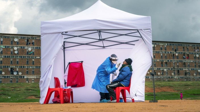 Corona-Pandemie in Afrika: Ein Bewohner des Alexandra-Townships im südafrikanischen Johannesburg wird auf das Virus getestet – noch geschieht das zu selten.