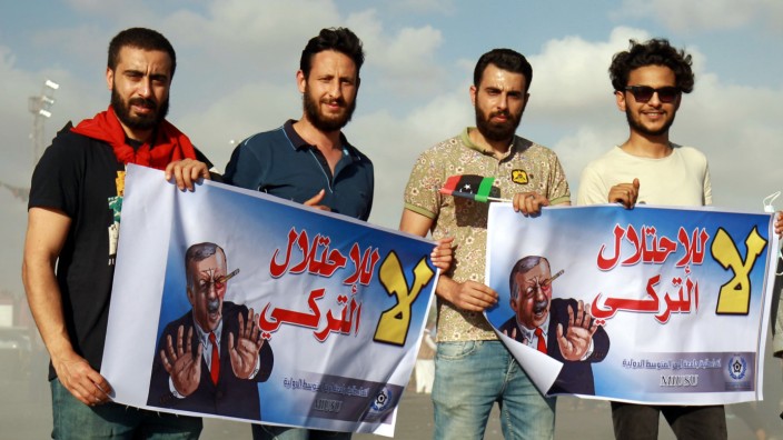 Konflikt: Anhänger des aufständischen Militärführers Khalifa Haftar protestieren im von diesem beherrschten Benghasi gegen die Intervention der Türkei.