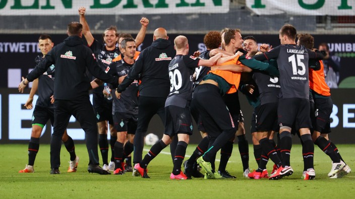 Bundesliga: Bremens Spieler feiern den Verbleib in der Bundesliga.