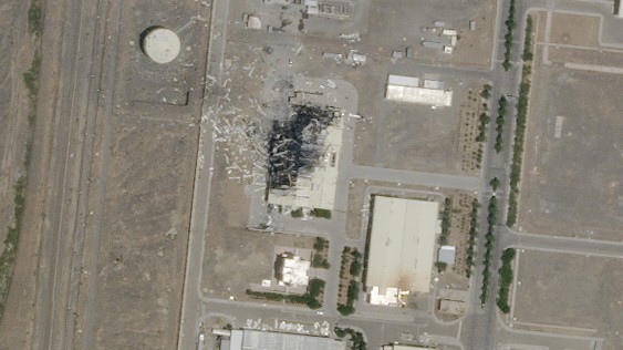 Iranisches Atomprogramm: Die Schäden an der iranischen Atomanlage in Natans sind auf dem Satellitenbild gut sichtbar.