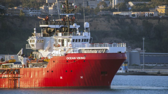 ´Ocean Viking" fährt mit 180 Migranten in Hafen in Sizilien