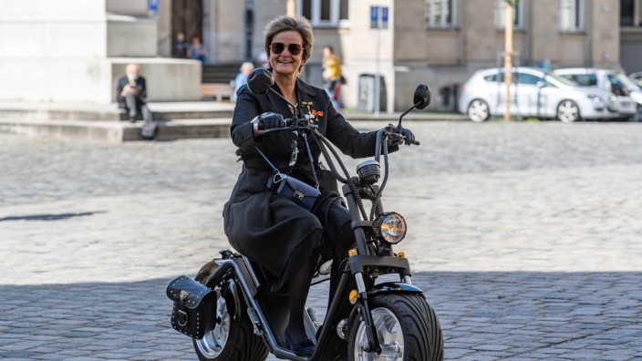 Bayern: Gloria von Thurn und Taxis fährt 2020 mit einem Elektromotorrad zur Trauerfeier für Georg Ratzinger.