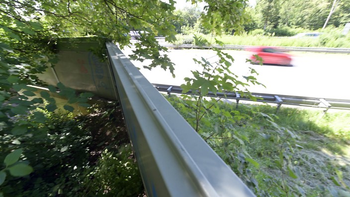 Verkehr: Nur ein kurzes Stück Lärmschutzwand an der Brücke über die Isartalstraße gibt es an der Giesinger Autobahn bei Unterhaching.