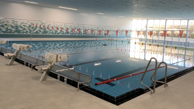 Katastrophenschutz: Das warme Wasser im Schulschwimmbad könnte im Notfall das Gebäude darüber wärmen.