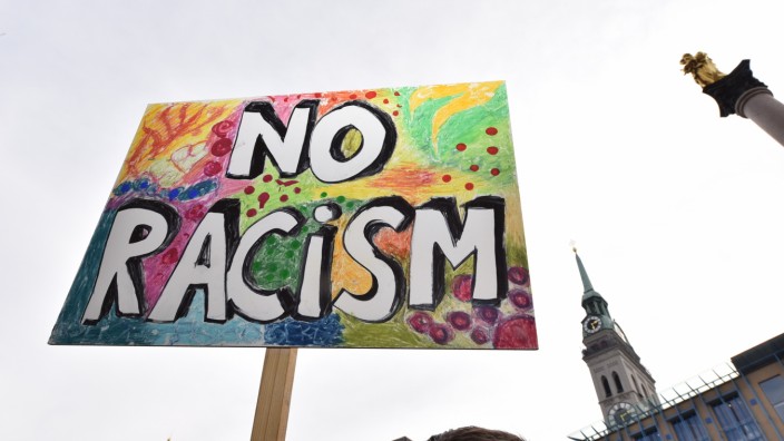 So viele Hilfesuchende wie noch nie: Nein zu Rassismus - eine Demonstration auf dem Münchner Marienplatz.